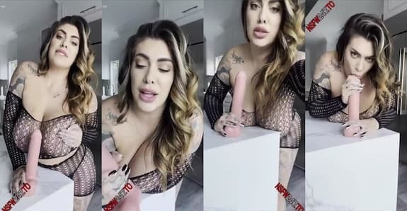 Ana Lorde – Quick dildo sucking