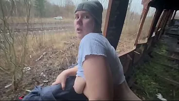 She has sex in an old train… that wasn’t the plan